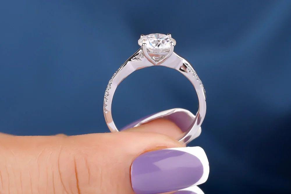Moissanite Engagement Ring: 1.0 CT Round Cut, Twisted Vine Band