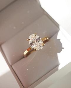 Oval Lab Grown Diamond Engagement Ring: Yellow Gold Solitaire, IGI Certified - Image 1