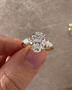 Lab Grown Oval Diamond Trilogy Ring: 14k Gold Pear Side Stones - Image 5