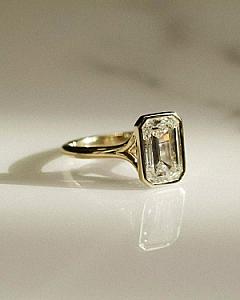 2 Carat Emerald Cut Lab Grown Diamond Ring: 14k Yellow Gold Bezel Set - Image 2